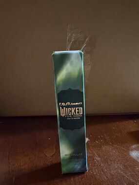 r.e.m. beauty Wicked For Good Lip Balm & Gloss - Green